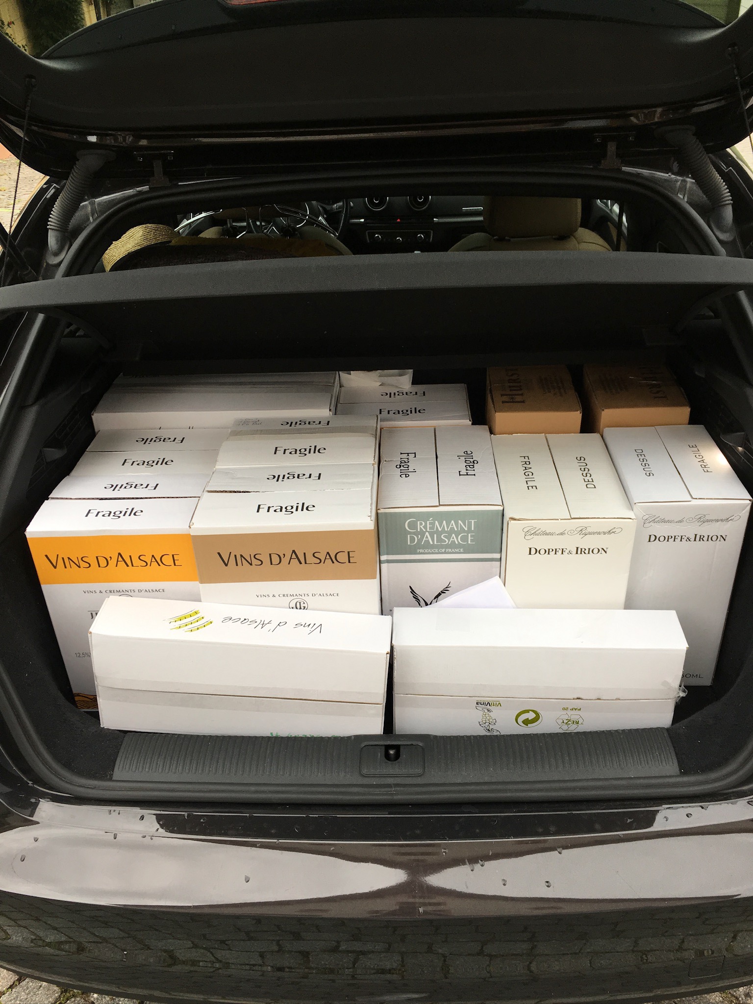 Onze wijnlading mee naar huis vanuit de Alsace