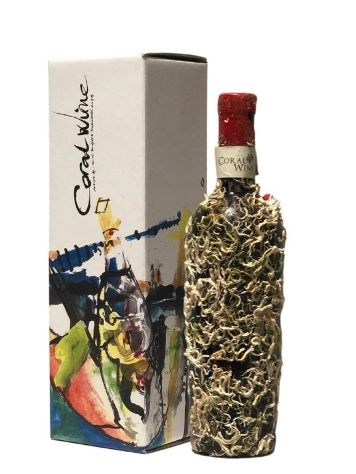 Fles Coral Wine, bedekt met koraal en zeeleven